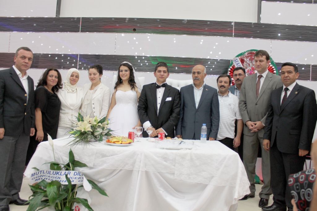 Iğdır Valisi Ahmet Pek Çiftlerin Yüzüklerini Taktı