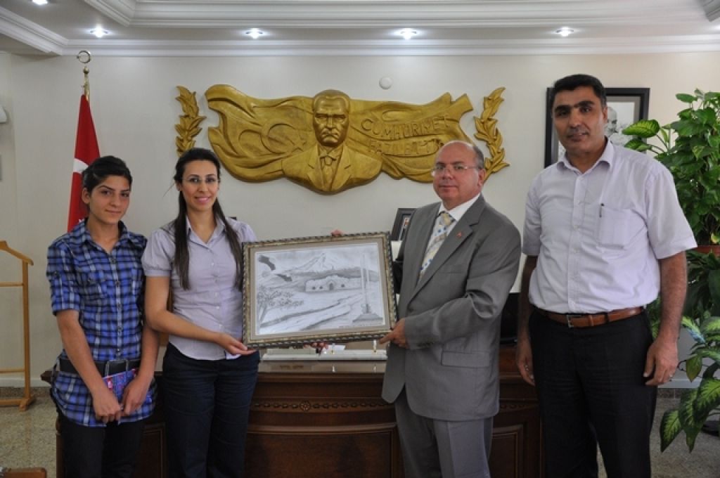Vali Amir Çiçek'e Bir Kara Kalem Çalışması Hediye Edildi