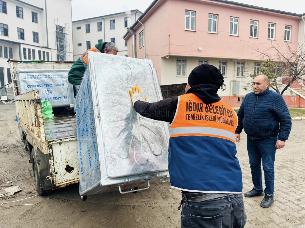 Iğdır Belediyesi ihtiyaç duyulan yerlere çöp konteynırı bıraktı