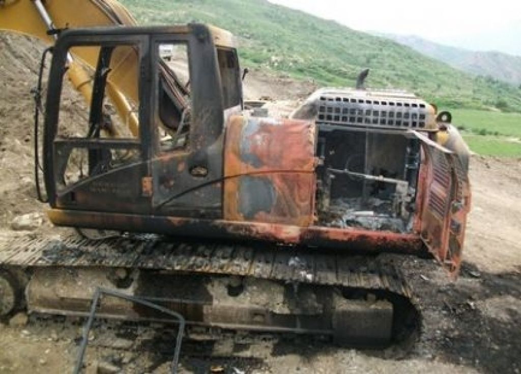PKK iki iş makinesi ve bir minibüsü yaktı