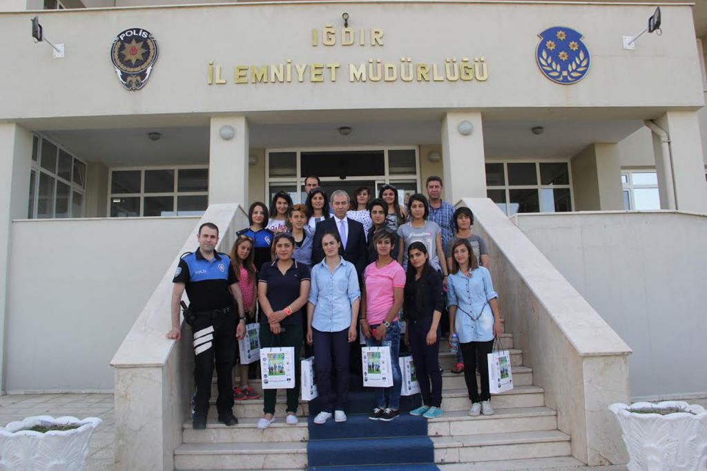 76 Iğdır Spor Bayan Futbol Takımı İl Emniyet Müdürü Yüksel Babalı Makamında Ziyaret Etti