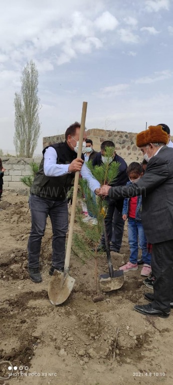 Öğrenciler Fidan Dikti