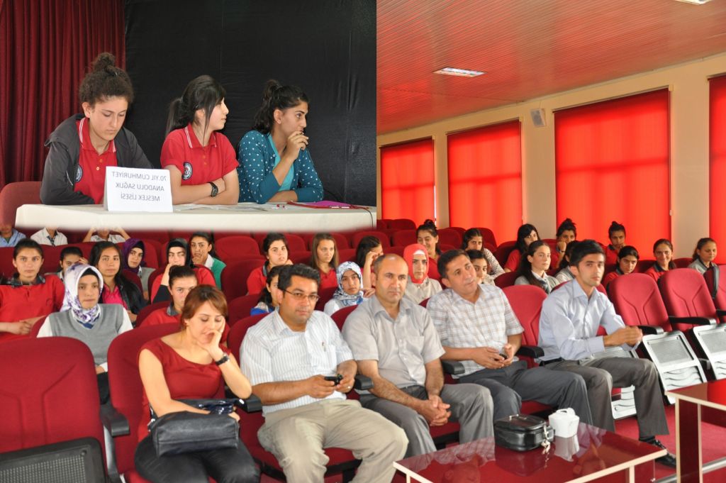 Iğdırda Liseler arası münazara yapılıyor