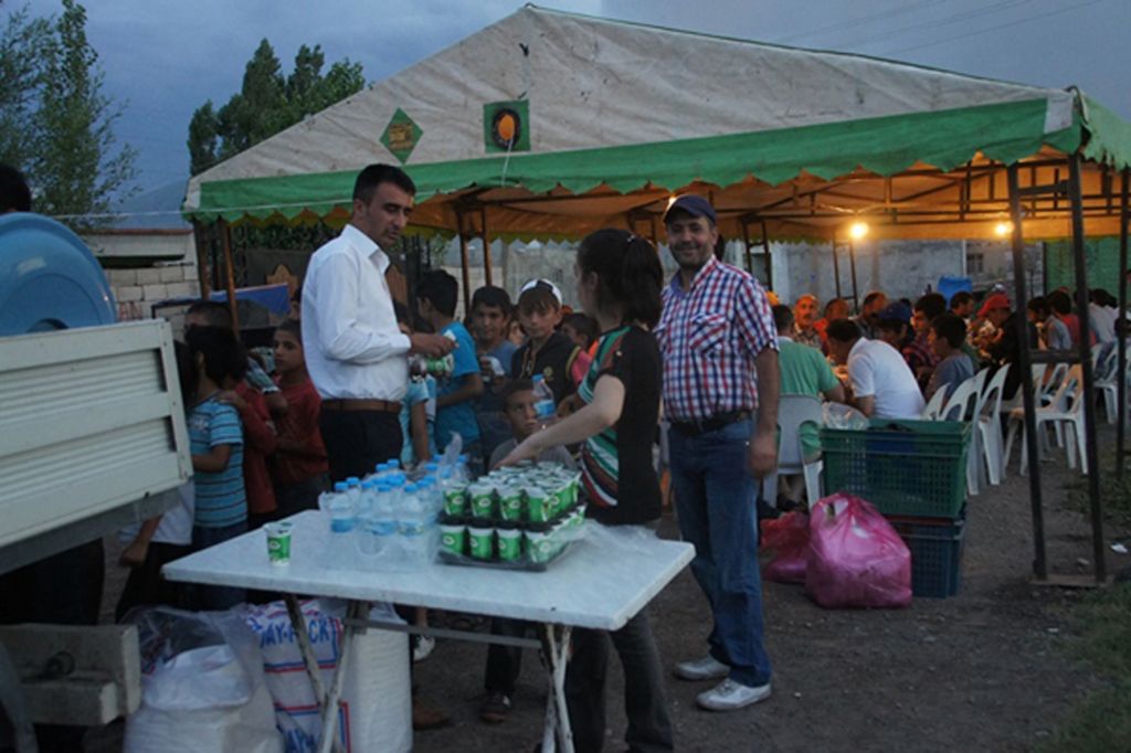 Iğdır Belediyesi İftar Çadırı Kurdu