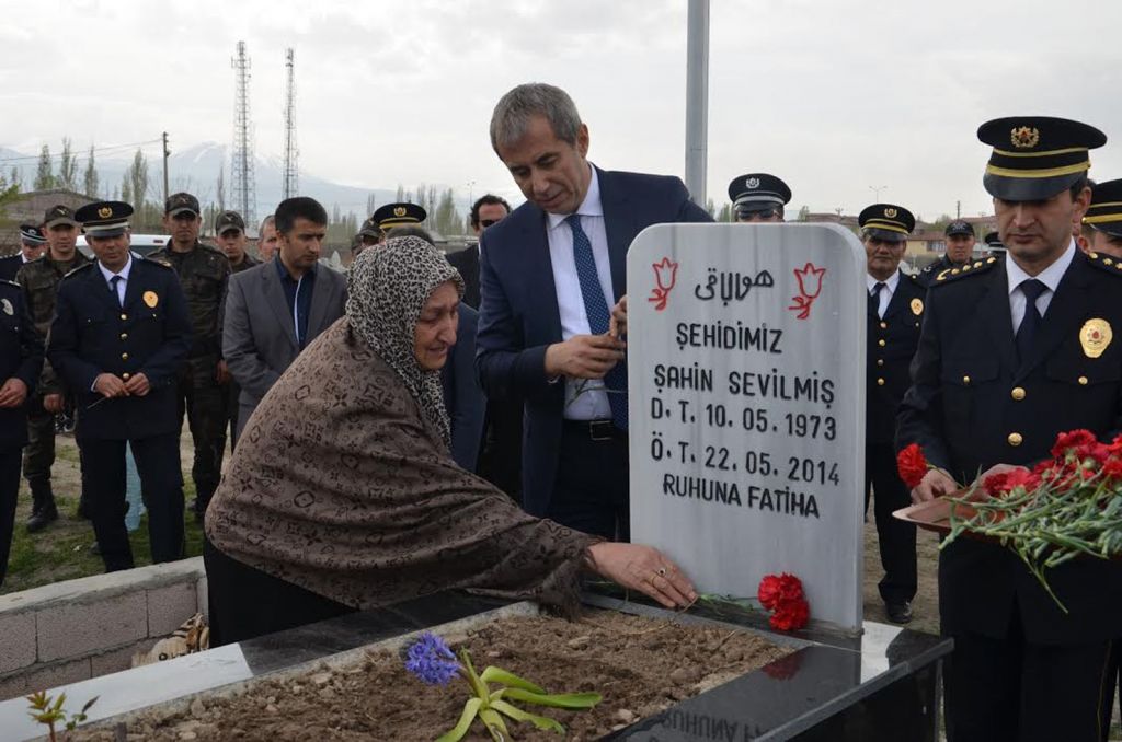 Iğdır Emniyet Müdürü Babaldan Şehitlik Ziyareti