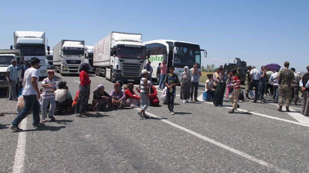 Susuz Kalan Köyün Kadınları Yolu Trafiğe Kapattı