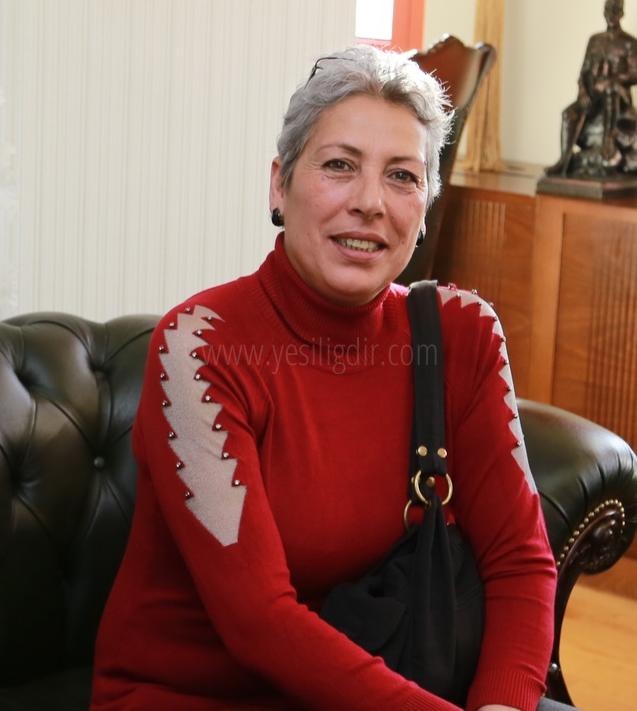 Şapka düştü Kel göründü
