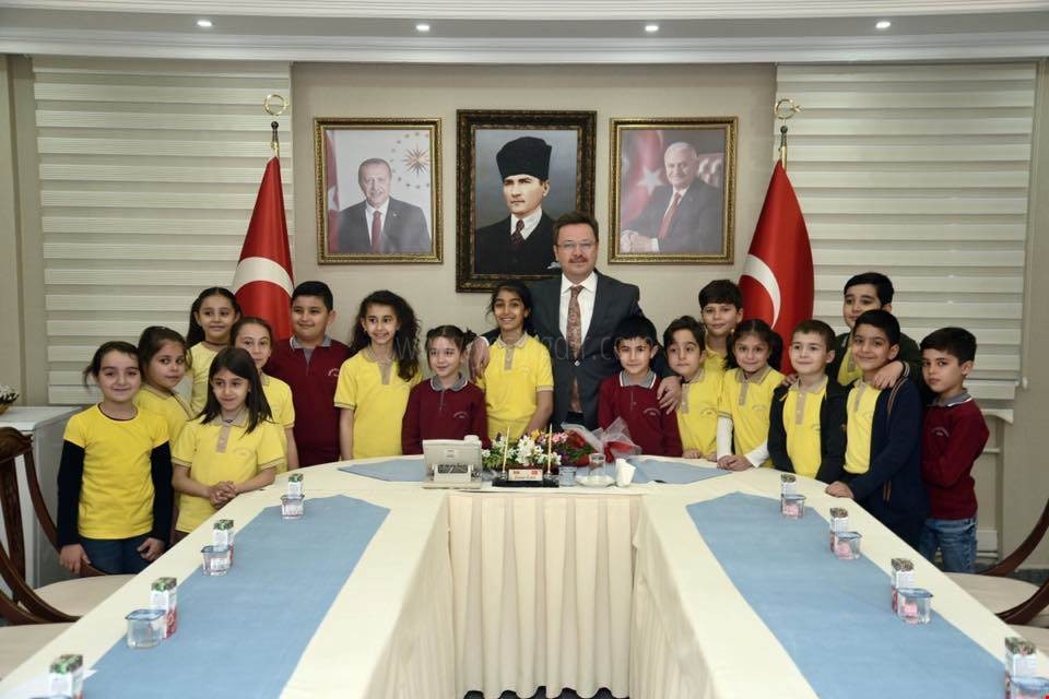 MİNİK ÖĞRENCİLER VALİ ÜNLÜYÜ ZİYARET ETTİ