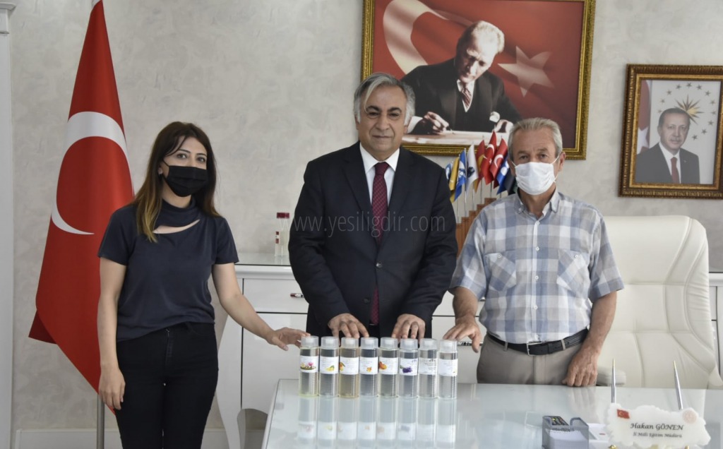 ÜRETTİKLERİ KAYSI KOLONYASINI MİLLİ EĞİTİM MÜDÜRÜNE TANITTILAR