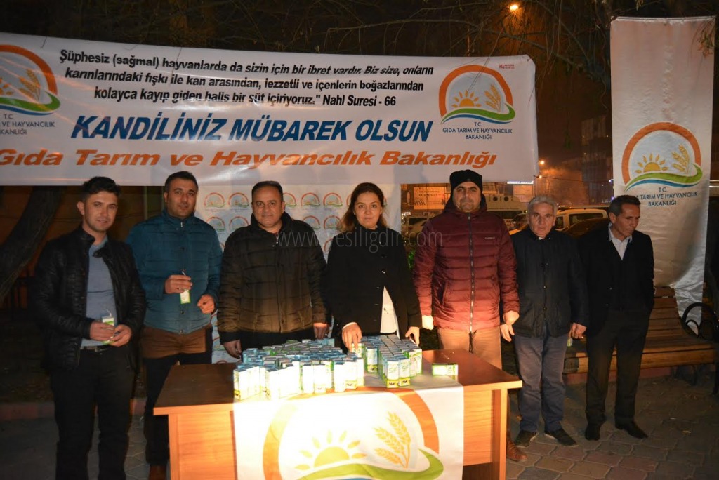 Iğdır'da Mevlit Kandili Dolayısıyla Süt Dağıtıldı