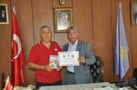SERDAR ÜNSAL YÜREĞİM İREVANDA KALDI ROMANINI SELAHATTİN ARTANTAŞA HEDİYE ETTİ