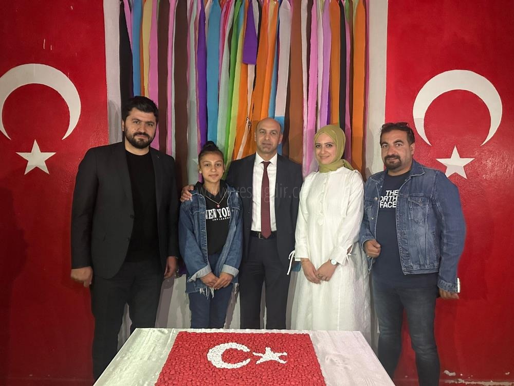 Ağrı'da öğrencilerin yıl sonu sanat eserleri sergilendi