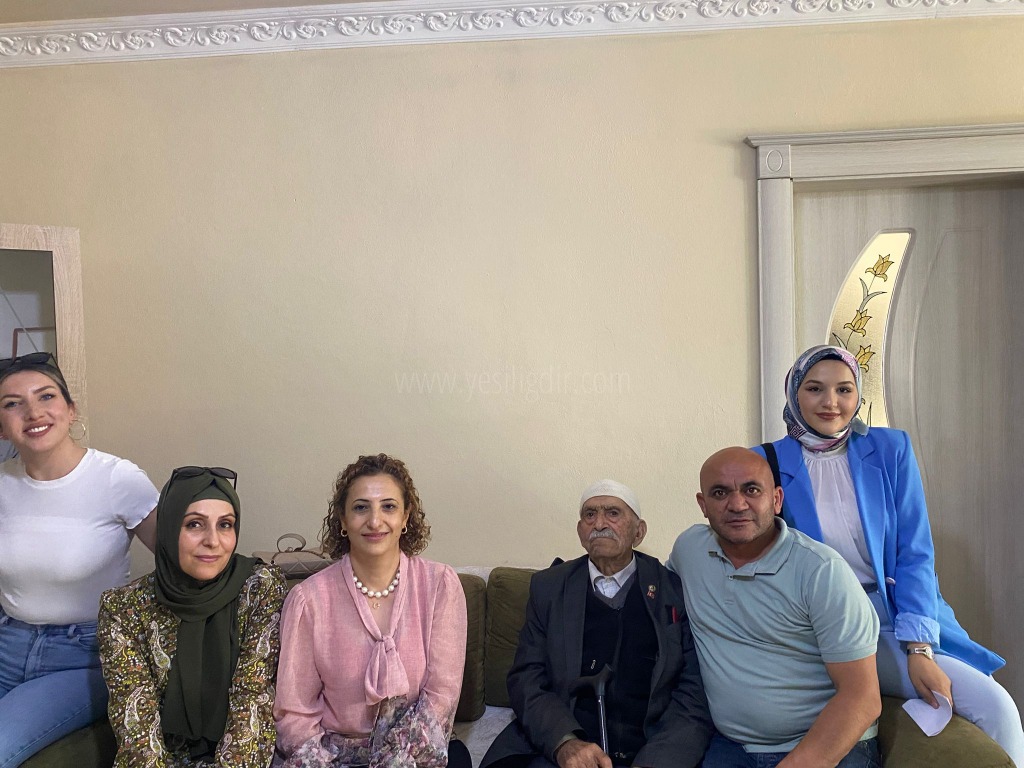 IĞDIR İNSAN HAKLARI BAŞKANLIĞINDAN ŞEHİT BABALARINA ANLAMLI ZİYARET