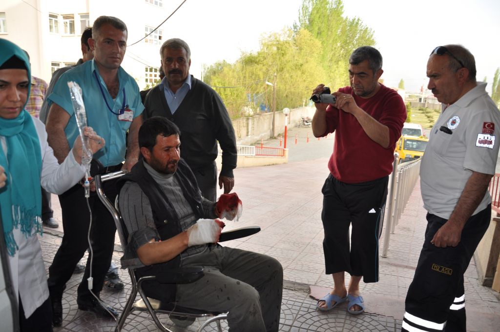 Iğdır'da Şüpheli Poşeti Karıştırdı Parmaklarından Yaralandı