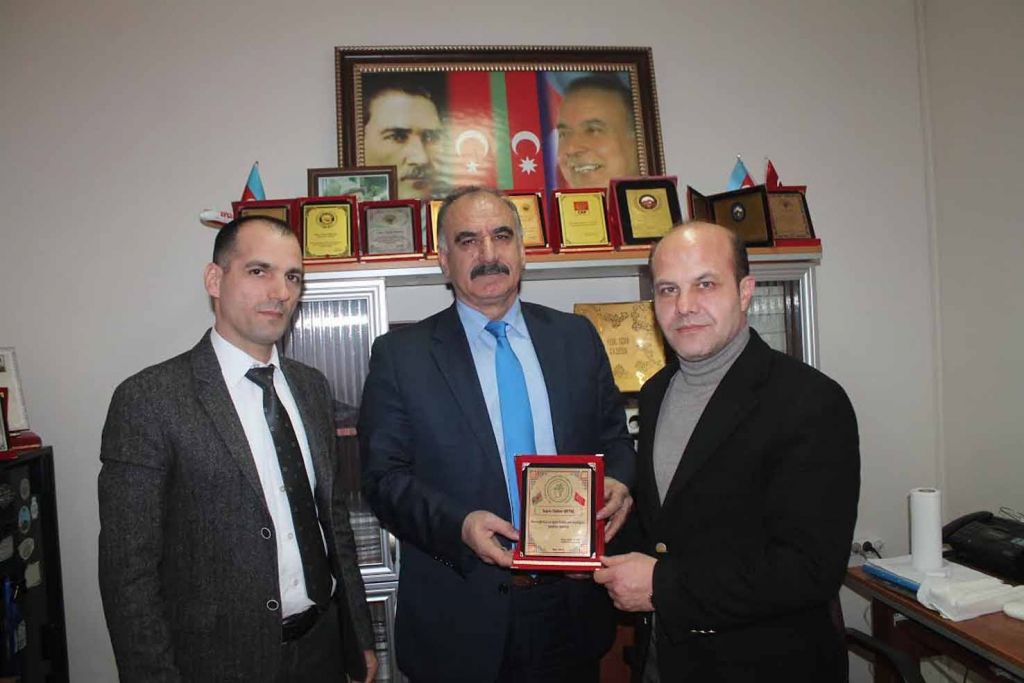 Ziya Zakir Acar'dan anlamlı plaket
