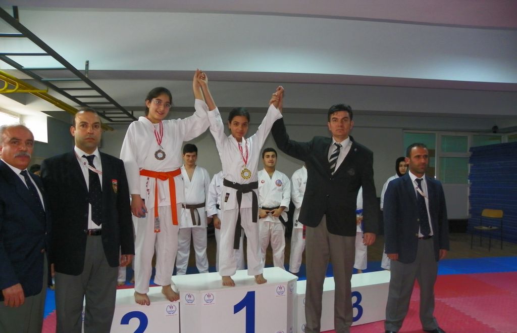 Karate Turnuvasında Birinciler Hünerlerini Sergiledi