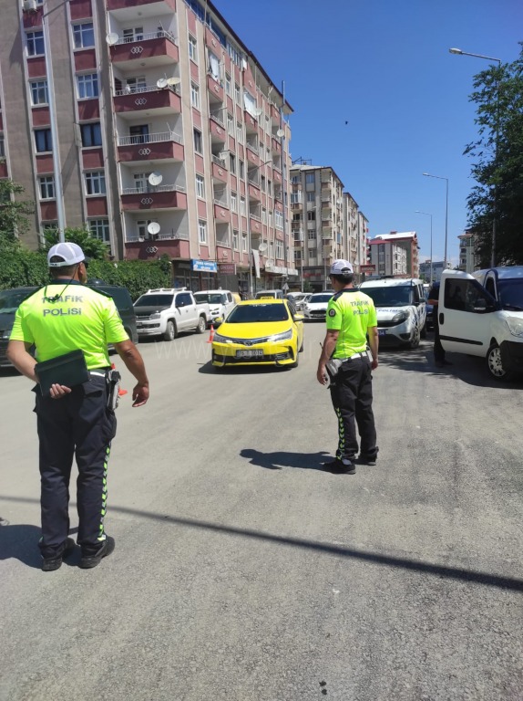 TRAFİKTEN OKUL ÖNLERİNDE DENETİM