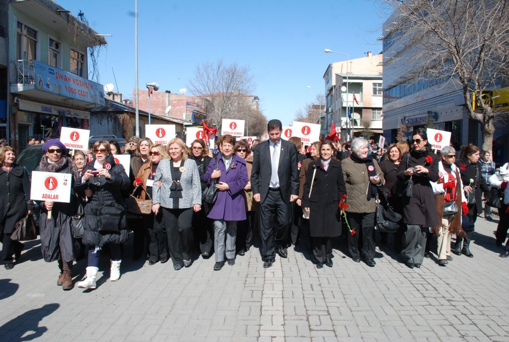 MHP Milletvekili Oğan 300 Kadınla Yürüdü