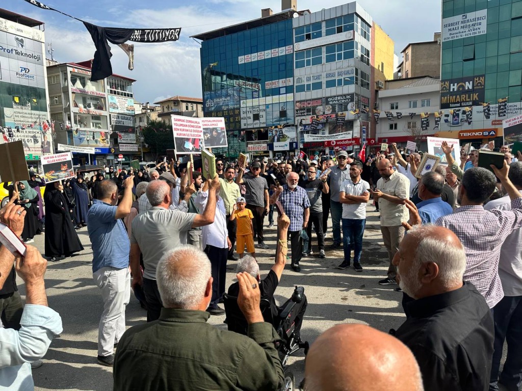 İSVEÇ VE KANADADA KURAN-I KERİM YAKILMASI KINANDI
