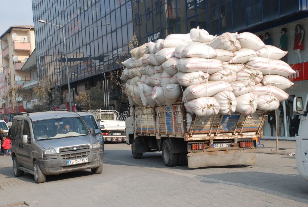 Saman yüklü kamyonlar trafiği tehlikeye düşürüyor