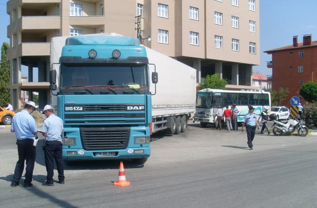 Otobüs Tıra Arkadan Çarptı 1 Yaralı