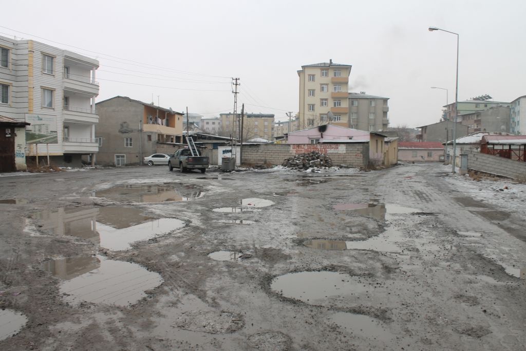 Yollar Köstebek Yuvasına Döndü