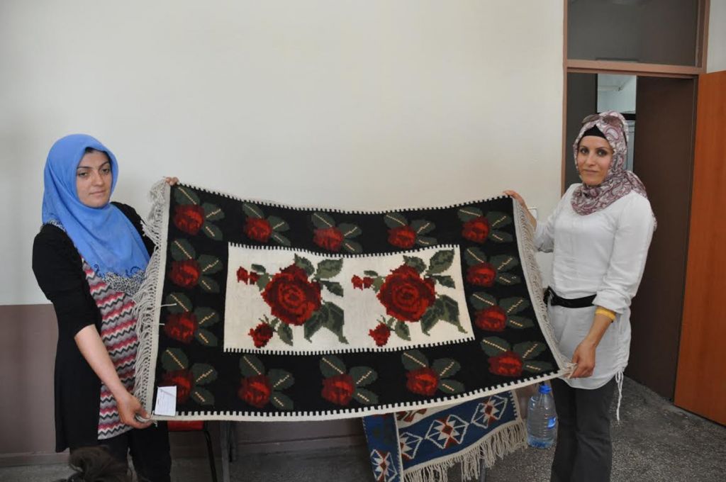 Karakoyunlu İlçesinde Karabağ kilimciliği kursu devam ediyor