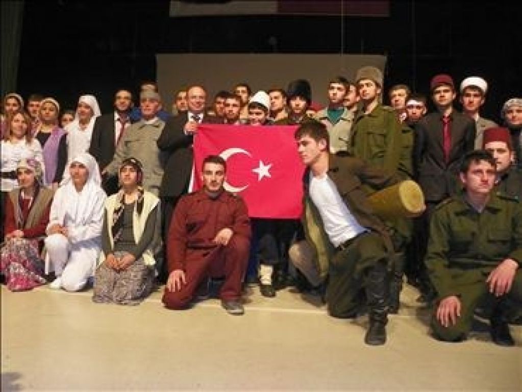 Iğdır Gençlik Hizmetleri ve Spor İl Müdürlüğünden Harman Yeri 1915 Tiyatro Oyunu Sergilendi