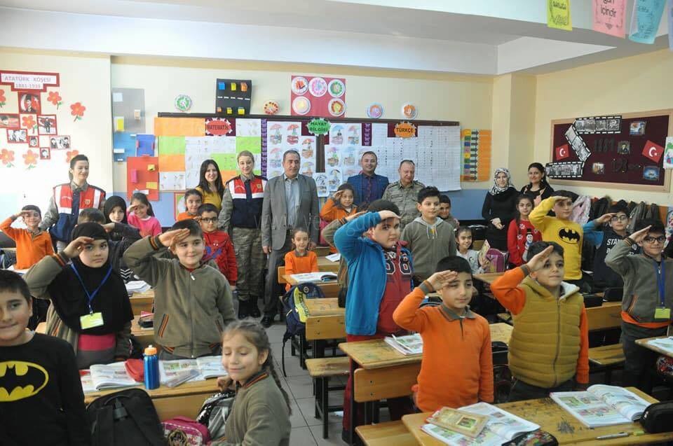 İl Jandarma Komutanı Başakçıdan Öğrencilere Anlamlı Ziyaret