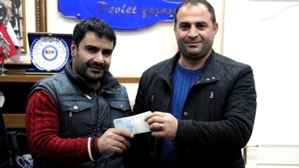 Iğdır'da Yolda Bulduğu 10 Bin Lirayı Sahibine Verdi