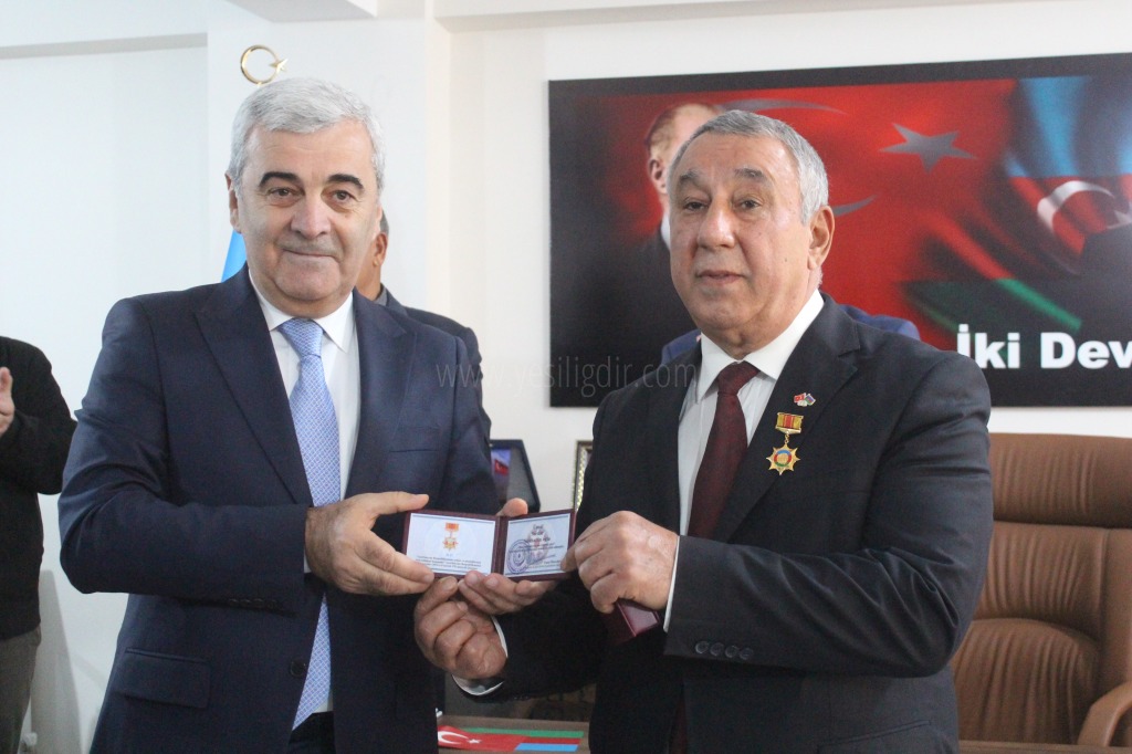 SERDAR ÜNSAL MADALYA İLE ÖDÜLLENDİRİLDİ