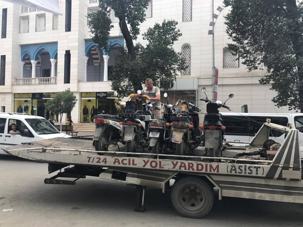 Polisten Kurallara Uymayan Motosiklet Sürücülerine Ceza