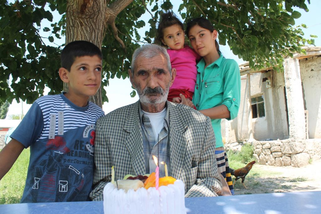 122 Yaşındaki Abbas Dede Doğum Gününü Kutladı