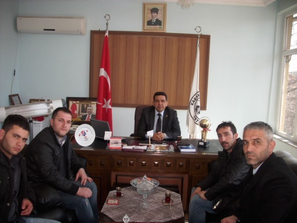 Kafkas Halk Oyunları Ekibi Belediye Başkanının Makamında Ziyaret Etti