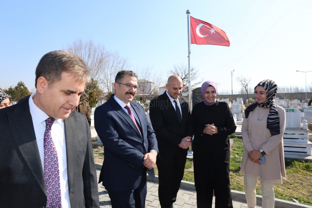 Vali Ercan Turan Iğdır Belediyesi Mezarlıklar Müdürlüğünü ziyaret etti