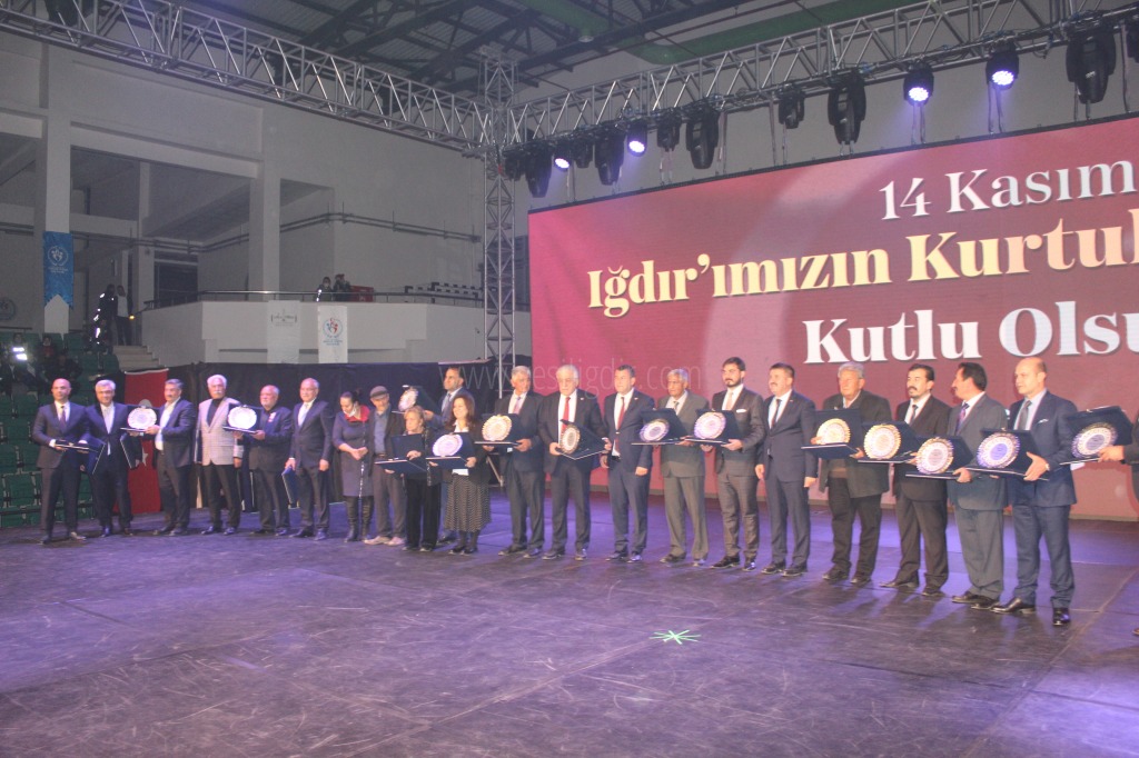 KURTULUŞ SAVAŞI KAHRAMANLARININ TORUNLARINA PLAKET