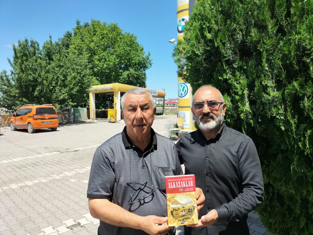 Alkazak Alkazaklar İsimli Kitabını Ünsala hediye etti