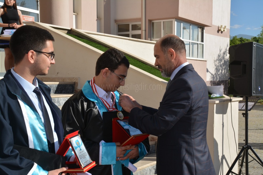 İş Adamı Ahmet Temiz Öğrencileri Altınla Ödüllendirdi