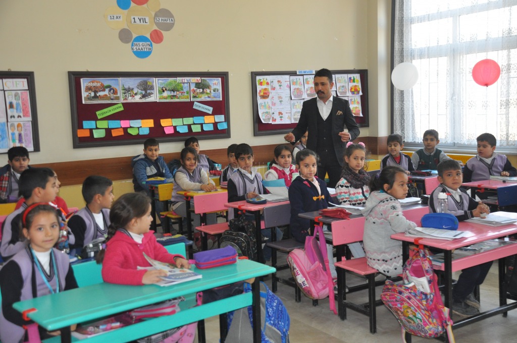 Öğretmenler Sıraları Renklendirdi