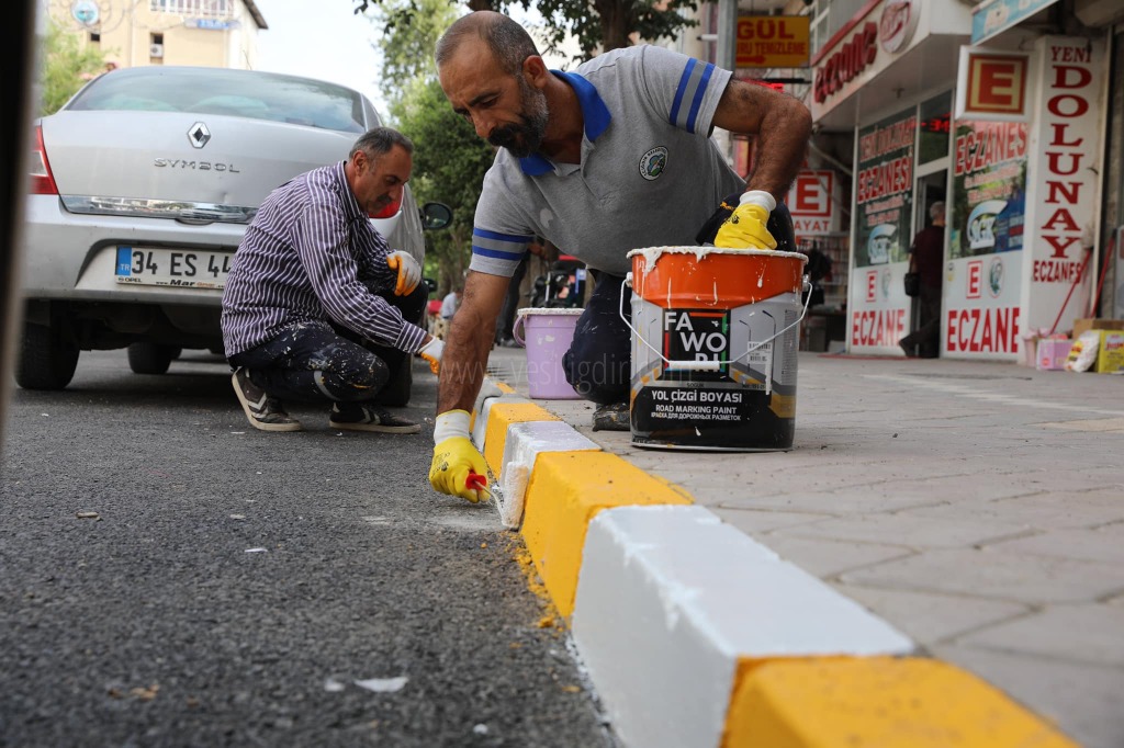 Belediye Cadde ve Sokaklardaki Bordür Taşlarını Boyuyor