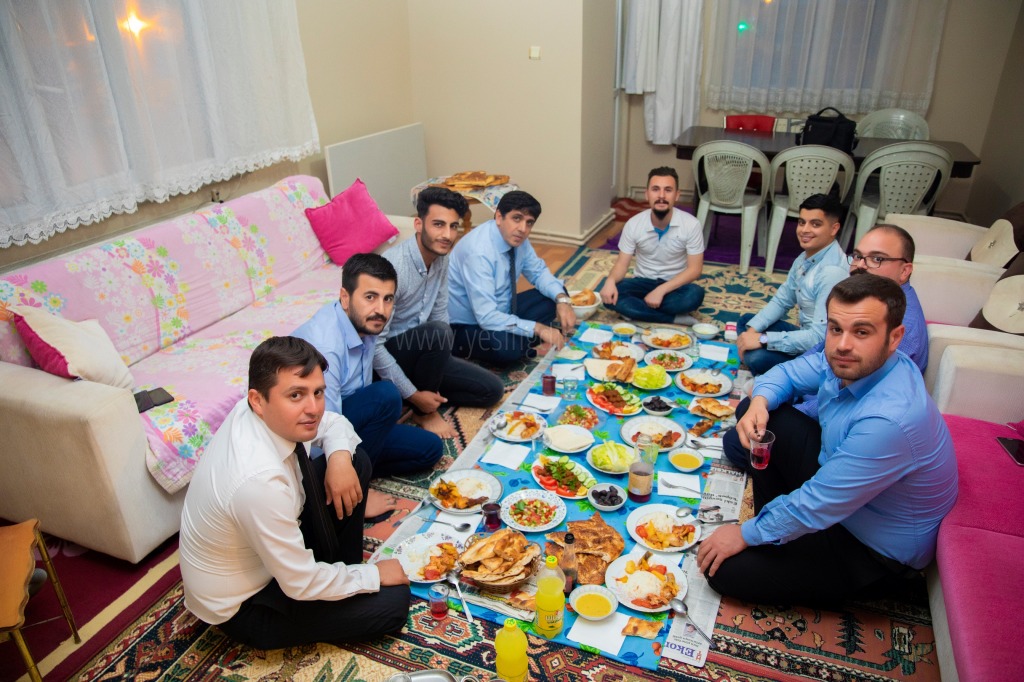Rektör Alma Öğrenci Evinde İftar Açtı