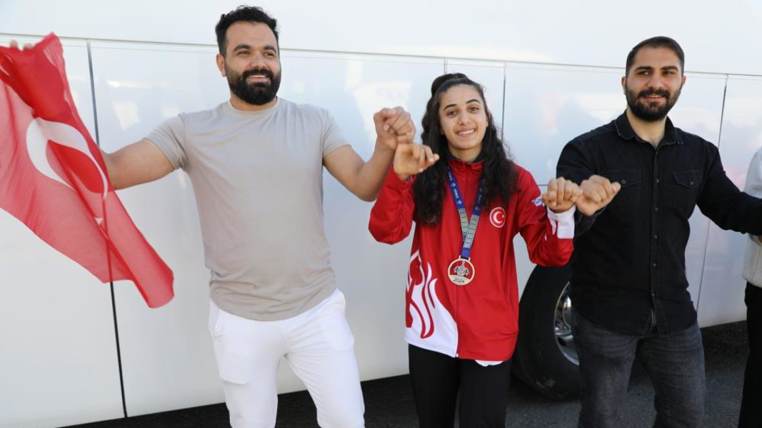 Milli sporcu Sibel Oruç, Ağrı'da davul zurnayla karşılandı