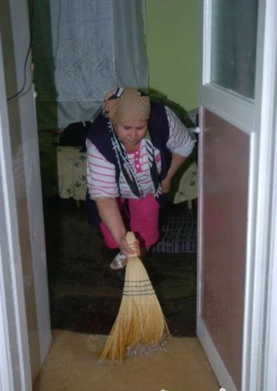 Evine Kanalizasyon Dolan Vatandaş Yetkililerden Yardım İstiyor