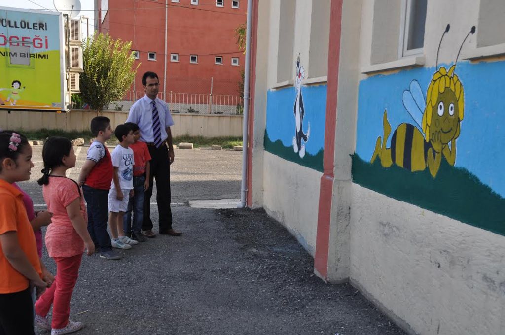 Iğdır Kurtuluş İlkokulu Dış Duvarı Rengarenk Boyanarak Süslendi