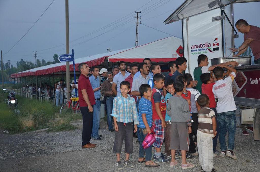 İftar çadırı hizmet vermeye devam ediyor