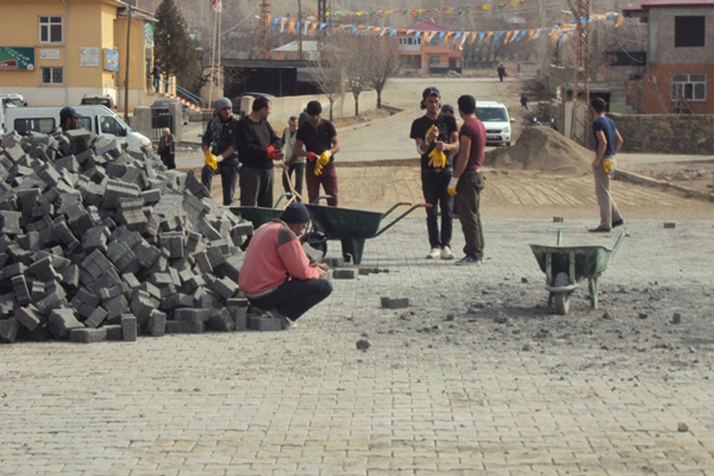 Tuzluca'da Yol Yapım Çalışmaları Kaldığı Yerden Devam Ediyor