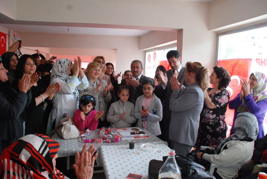 MHP'den Anneler Günü Kutlaması