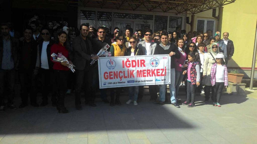 Kadın En Zirvede Açan Kardelendir