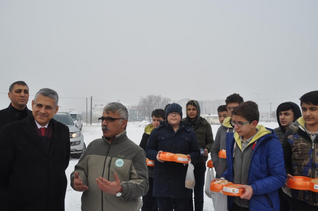 IĞDIR VALİSİ ALPMAN DOĞAYA YEM BIRAKTI