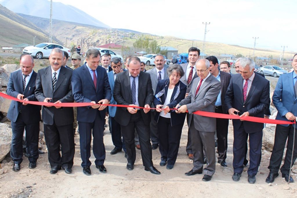 Vali Davut Haner Alibey Köyündeki Futbol Sahasının Açılışını Yaptı